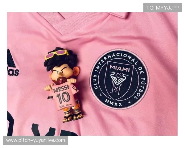 足球传奇手办大汇聚：一柜子明星球员人物模型展示与收藏心得