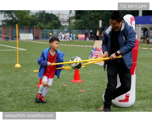 足球明星带孩子踢球传递亲子互动温情瞬间展现家庭与体育的完美结合 足球明星带孩子踢球传递亲子互动温情瞬间展现家庭与体育的完美结合